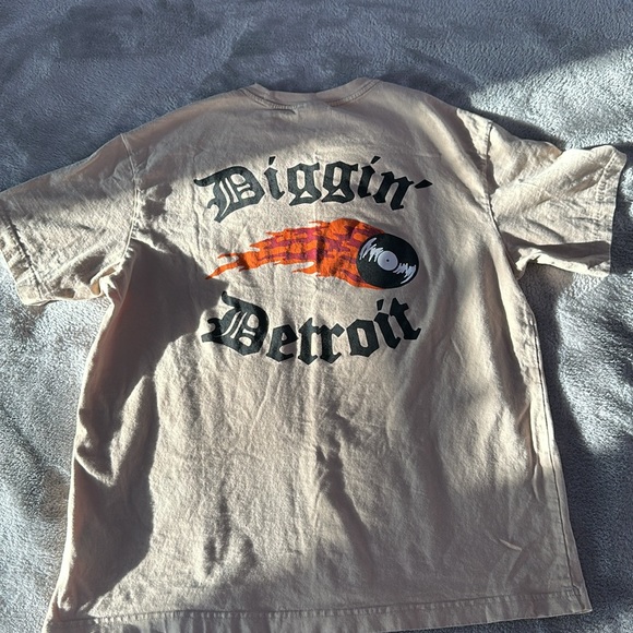 Tan Graphic Tee, light use, great condition, streetwear, h&m, relaxed fit. - Picture 4 of 5